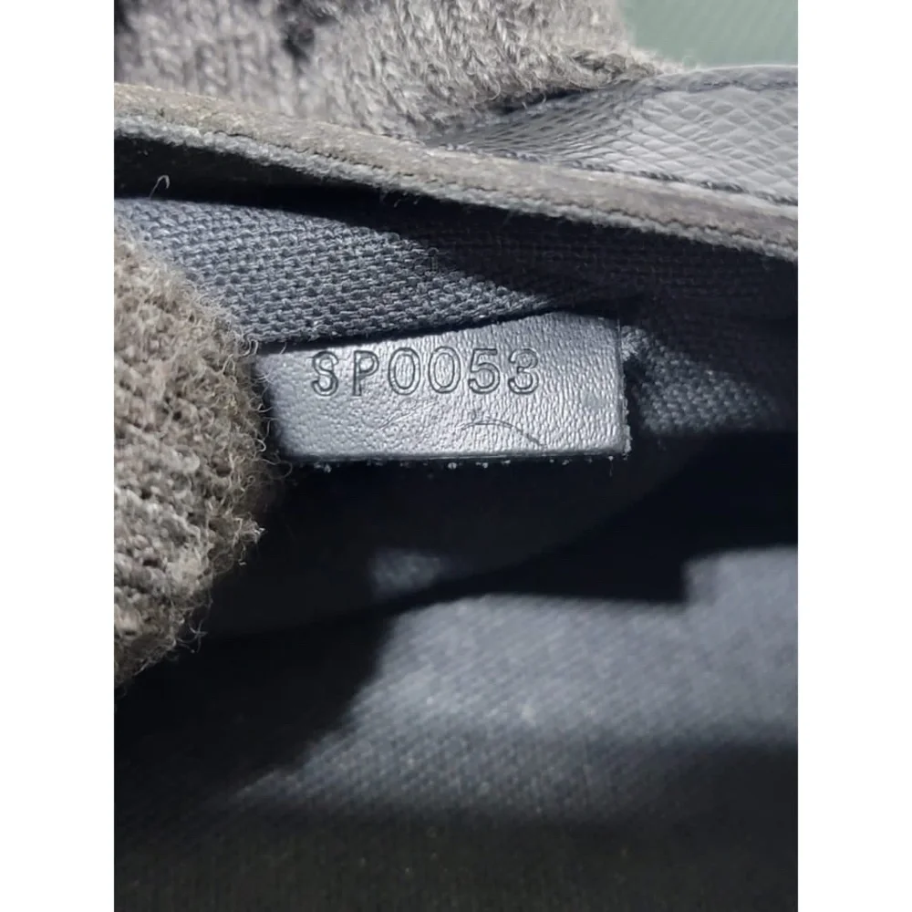 Authentic Louis Vuitton Taiga Leather Sayan Messenger Bag - Picture 13 of 15